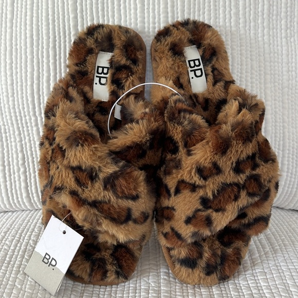 NWT BP Mae Cross Strap Faux Fur Slipper Leopard Medium & Large - Picture 2 of 5